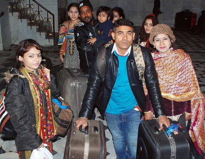 pakistani hindu people visited india to flow ashes in ganga river haridwar