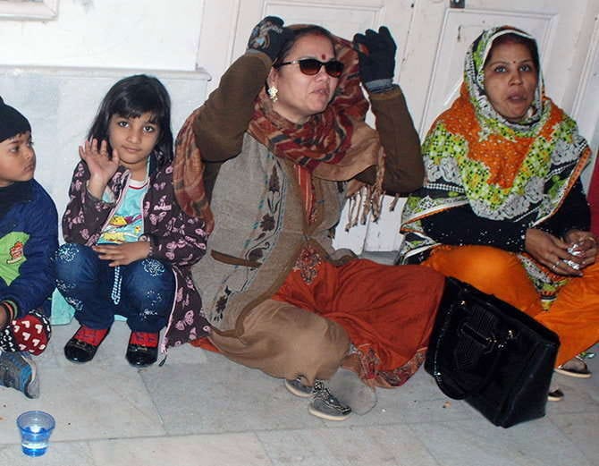 pakistani hindu people visited india to flow ashes in ganga river haridwar
