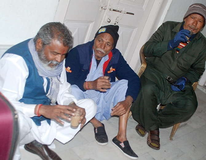 pakistani hindu people visited india to flow ashes in ganga river haridwar