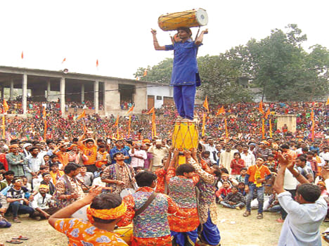 भांगड़ा ढोल के करतब दिखाते कलाकार। 