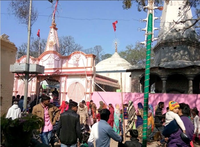 Devotees throng at Shiv temple