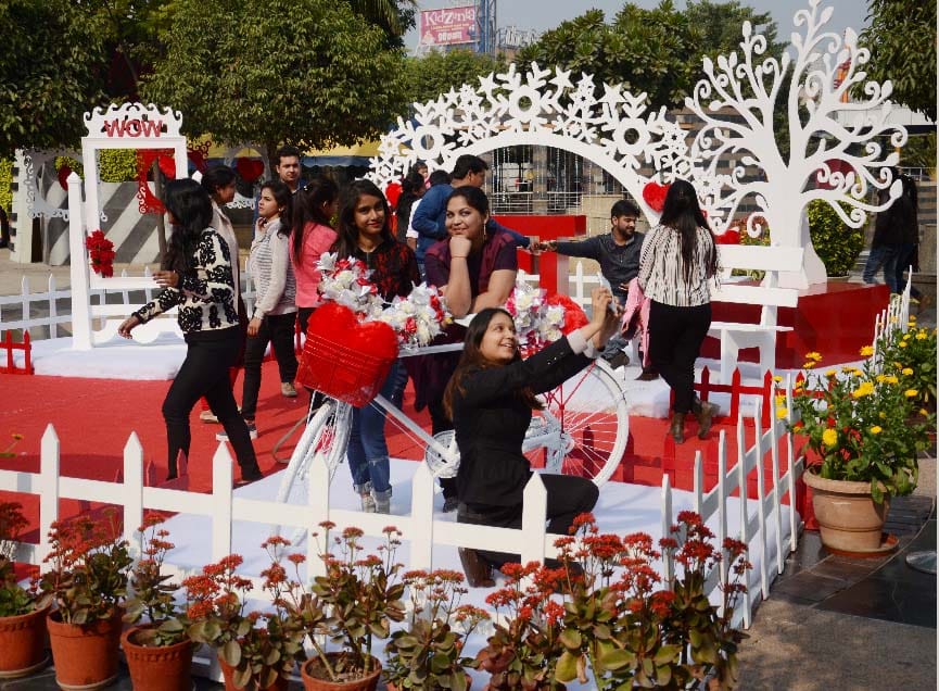 Valentines Day 2018 pics,mall  and resaurant in colours of love