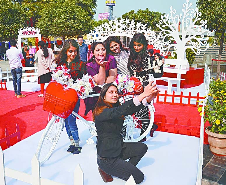Valentines Day 2018 pics,mall  and resaurant in colours of love