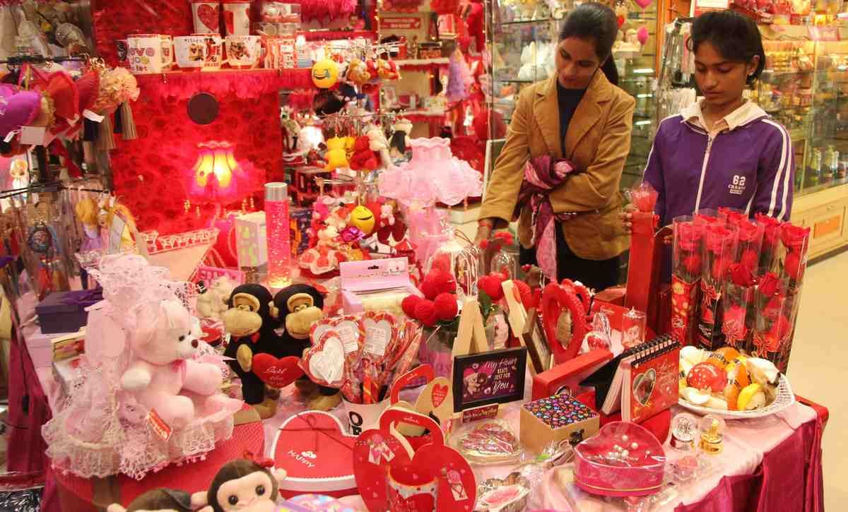 Valentine Week: Expressed love by giving rose flowers, a group of youth started coming to the parks