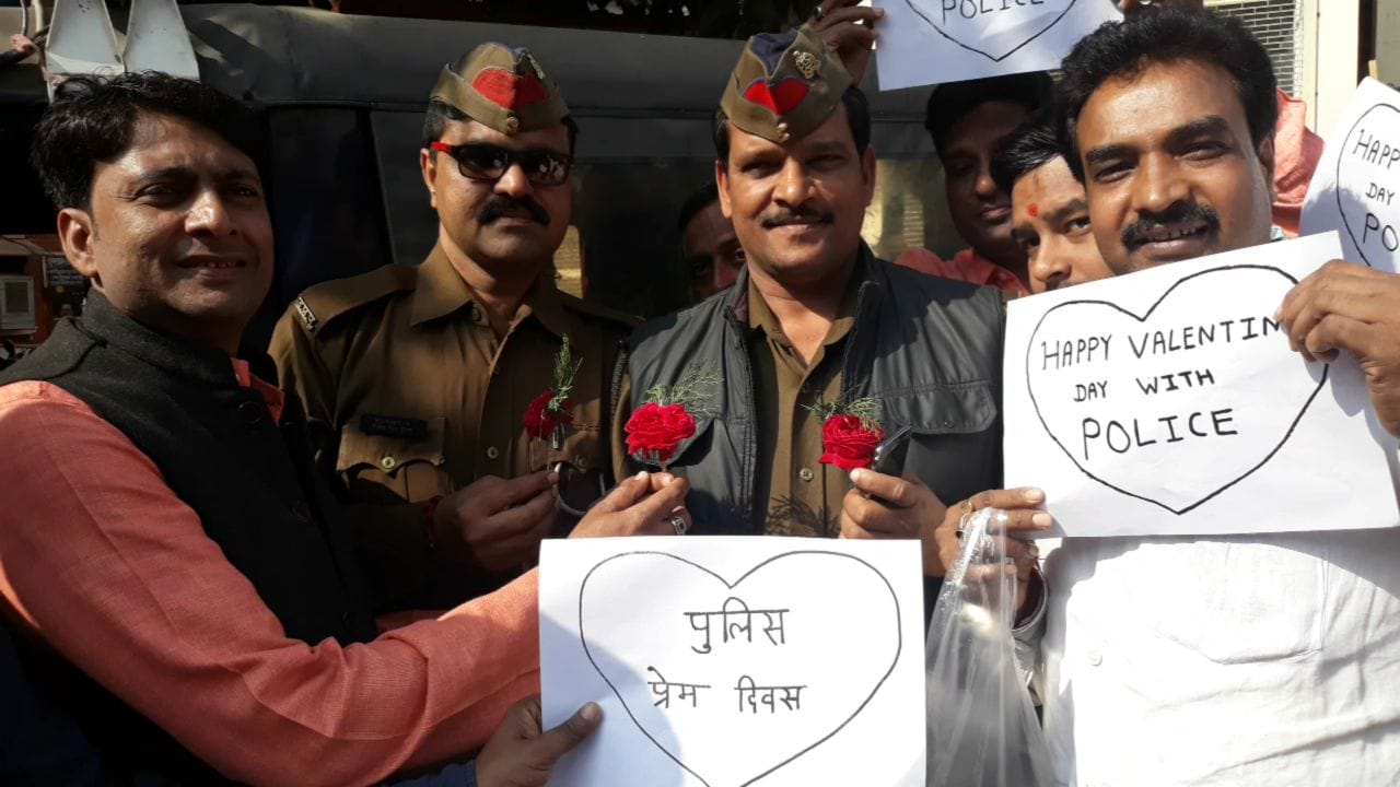 varanasi youth give rose to police and say happy valentine day