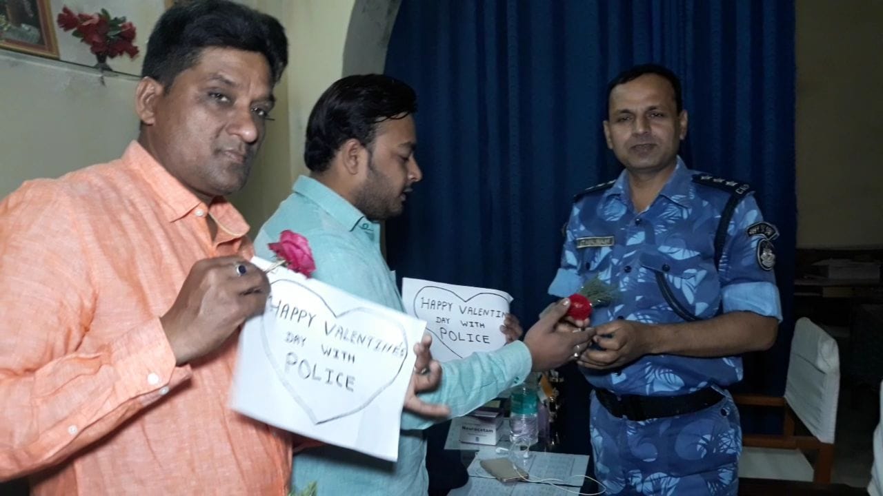 varanasi youth give rose to police and say happy valentine day