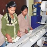 इस तरह बनाया जा रहा सेनेटरी नैपकिन। 