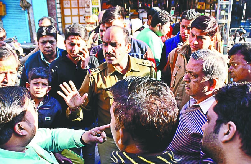 sadar maal baraabad karne pahuchi police ka virodh