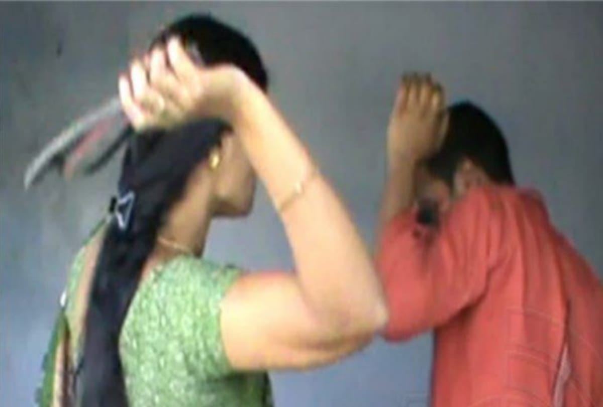 women beat up accused of molestation with slippers in agra
