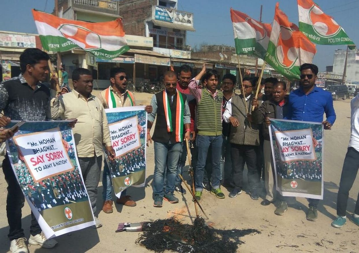 भागवत के बयान से आक्रोशित हुए कांग्रेसी, फूंका पुतला