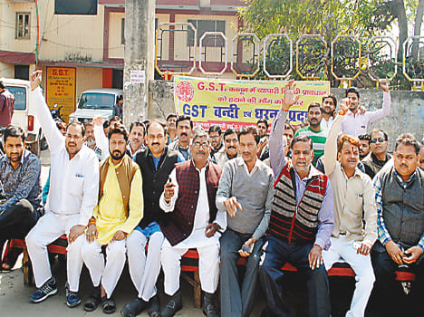 The traders gave the Dharna Commerce tax office