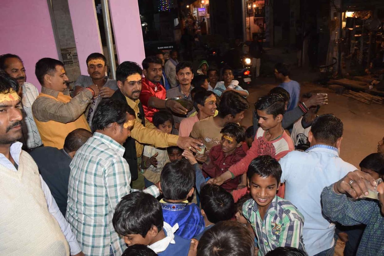 ठंडई के भंडारें में उमड़े लोग