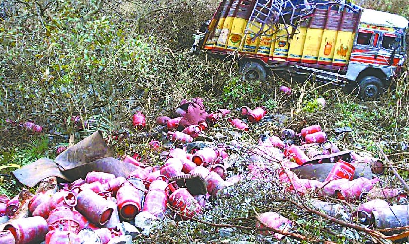 सिलिंडरों से भरा ट्रक शिप्रा नदी में गिरा