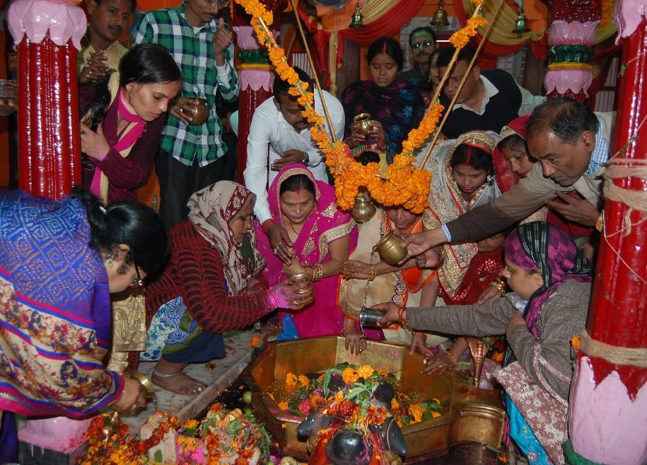 घंटे-घड़ियालों के शोर में हर-हर महादेव के उद्घोष गूंजे शिवालय
