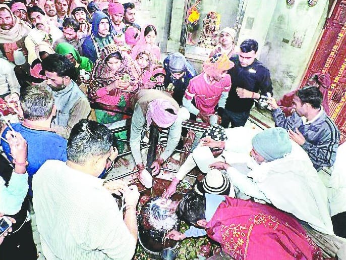 The devotees  come for Parshurashmevara Mahadev's Jalabhishek