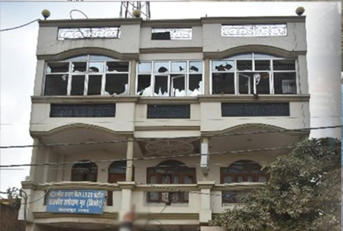 Four prisoners absconding from child protection house by making sheet rope