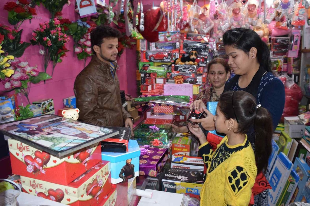 वेलेन टाइन डे पर रेस्टोरेंट व पिकनिक स्थल रहे गुलजार