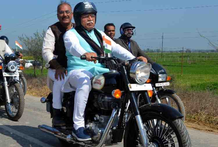 chief minister manohar lal khattar break traffic rules by driving bike without number