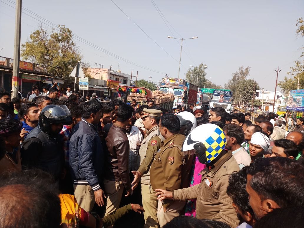 agra gwalior highway jam after death of old man in accident