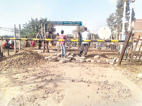  25 तिलौंची फाटक पर पटरी बदलने का काम करते कर्मचारी