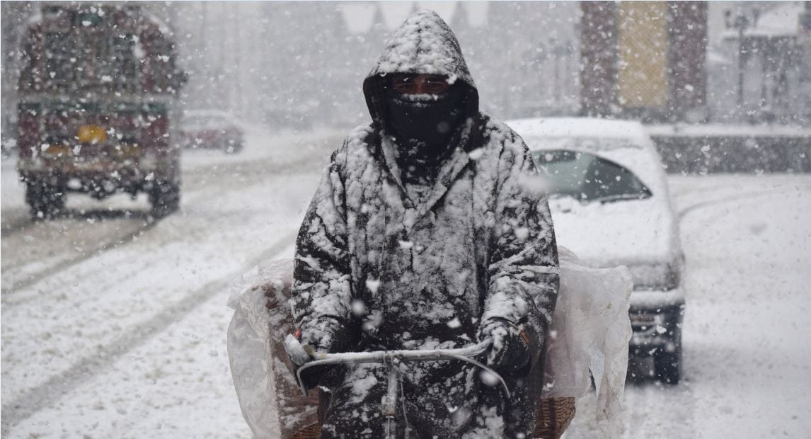 PHOTO GALLERY OF SNOWFALL IN KASHMIR VALLEY IN FEB