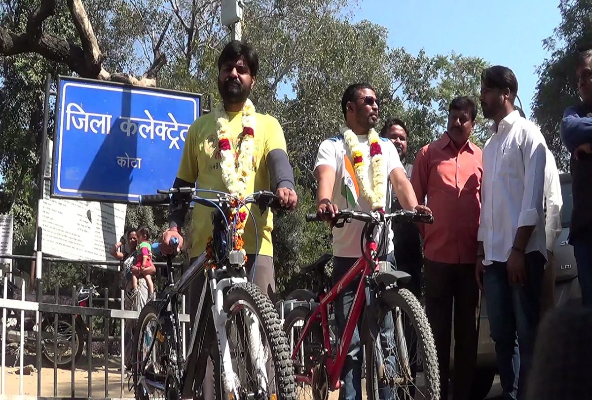 Rajasthan Youth on the bicycle giving these messages against the country's leaders