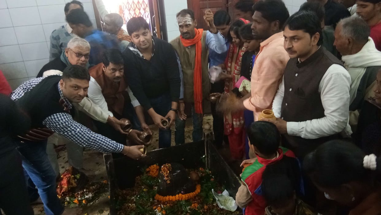 दूसरे दिन भी जलाभिषेक के लिए मंदिरों में उमड़े लोग