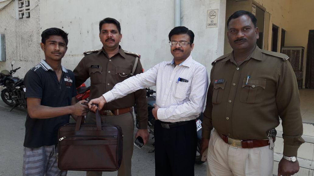 brave man caught fraud in lucknow