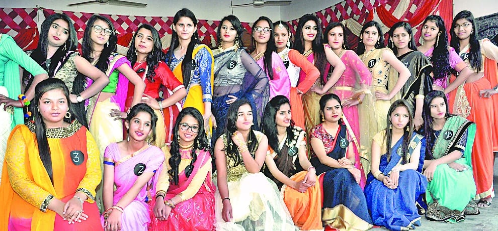 गिलमा के सिर पर सजा मिस फेयरवेल का ताज