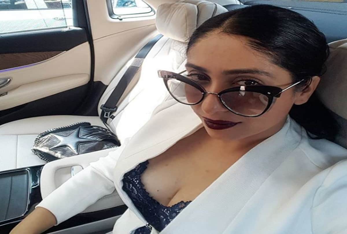 Neha Bhasin has trolled for Transparent Dress 