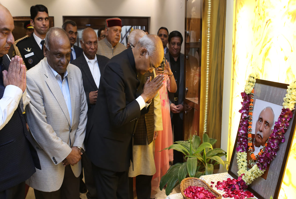 दिवंगत नेता ईश्वरचंद्र को श्रृद्धांजलि देते राष्ट्रपति रामनाथ कोविंद