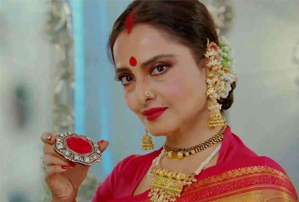 actress rekha donate 3 crore rupees for english medium school in kasarwadi