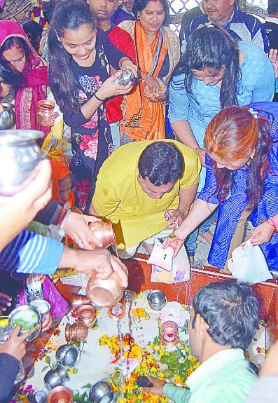 gareebo me baata jalaabhishek ka dhood