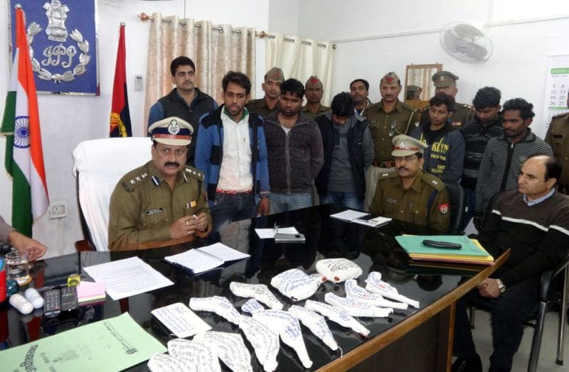सोरों पुलिस ने दो शस्त्र तस्कर दबोचे