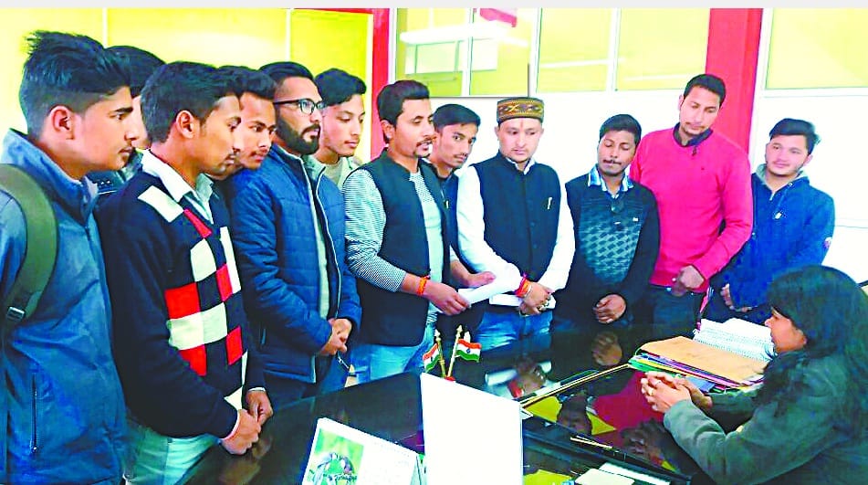 abvp agitated on increasing the fee amount