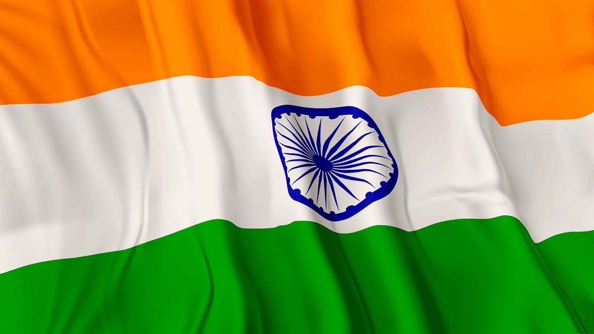 रेलवे स्टेशन पर लहराया 100 फीट ऊंचा तिरंगा