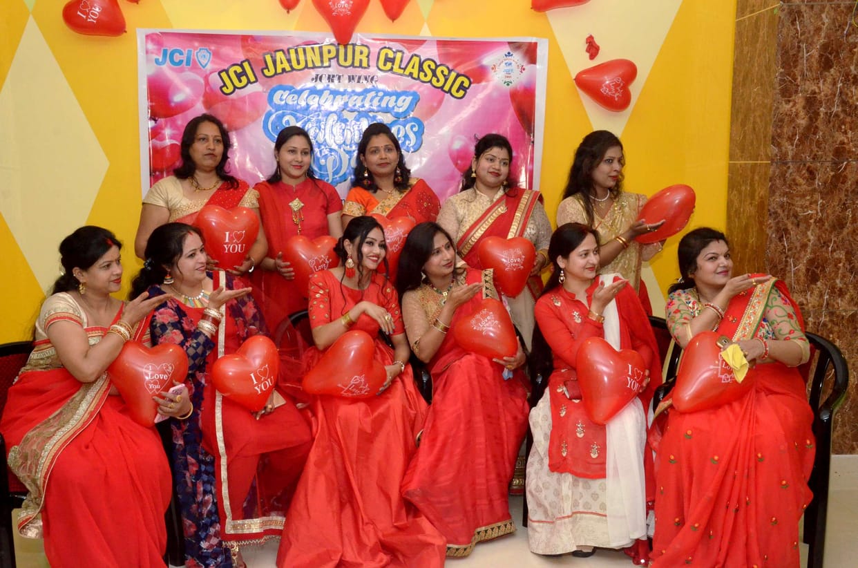 वैलेंटाइन डे पर लोगों ने किया प्यार का इजहार