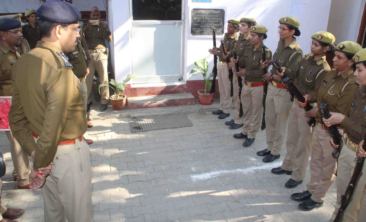 chouki incharge can not take position and women constable can not handle rifile