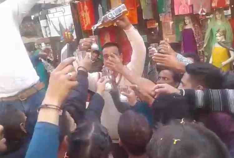 liquor, wine langar on road in patiala on maha shivratri