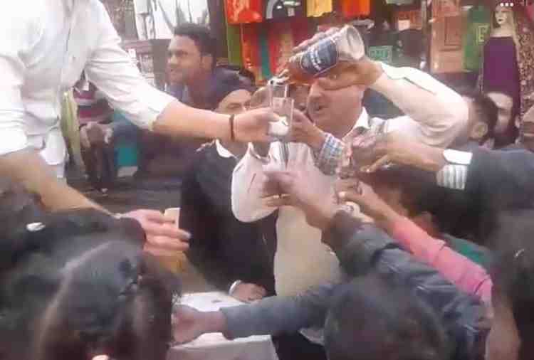 liquor, wine langar on road in patiala on maha shivratri