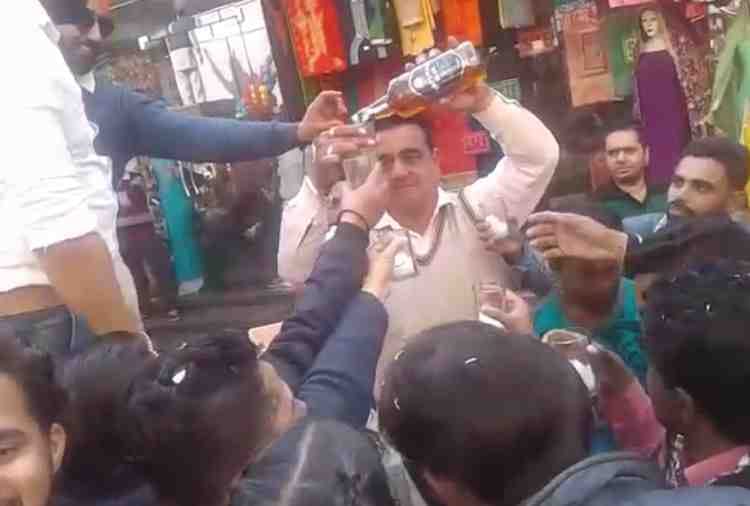 liquor, wine langar on road in patiala on maha shivratri