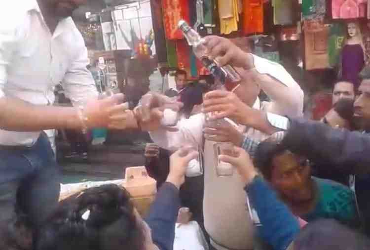 liquor, wine langar on road in patiala on maha shivratri
