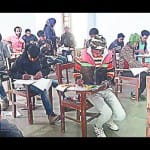 अफजलगढ़ कालेज में परीक्षा देते छात्र- छात्राएं।