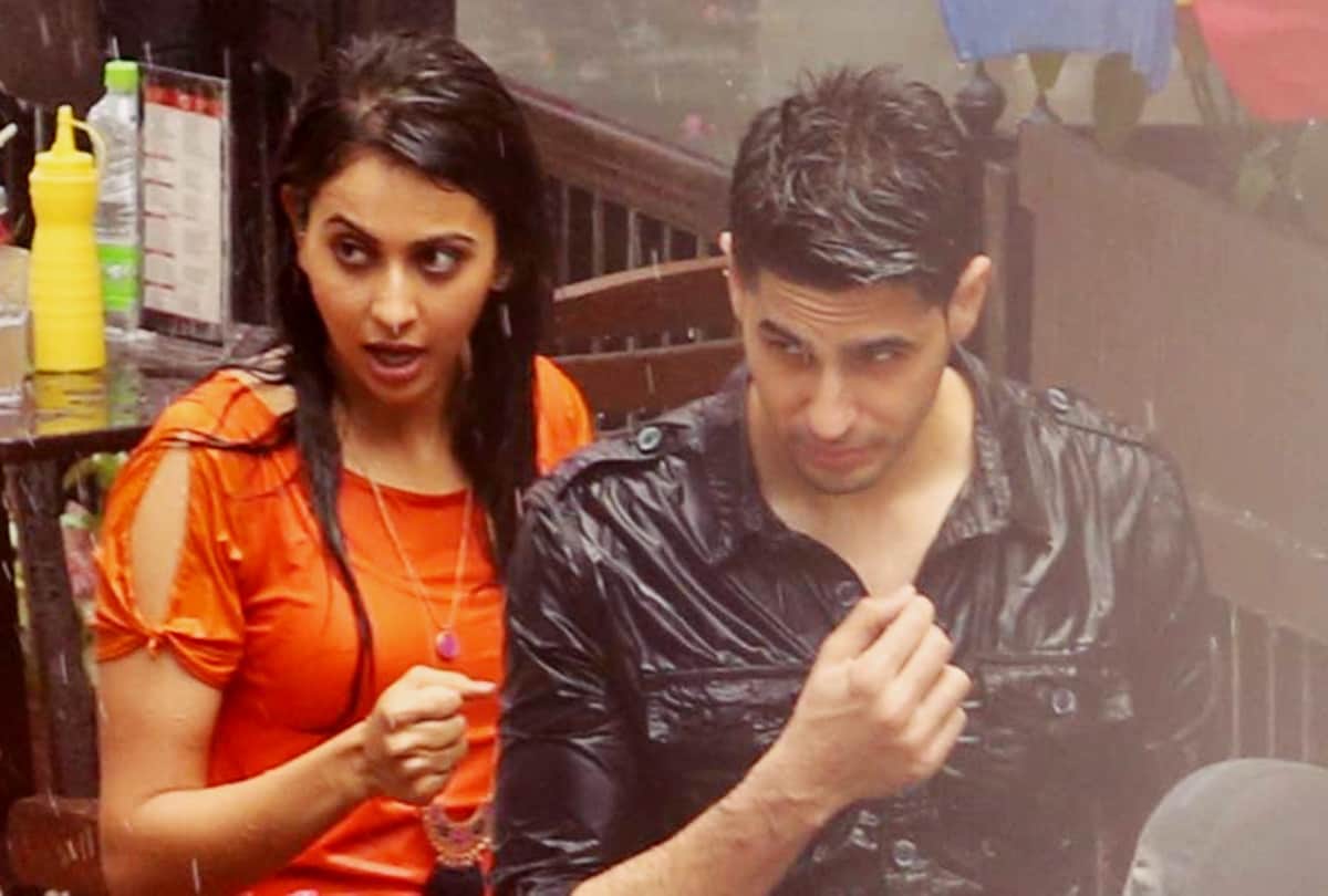 5 WEIRD SCENES OF MOVIE AIYAARI