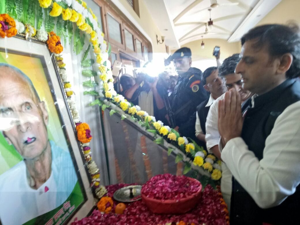 akhilesh yadav says that no any poor have name modi titile