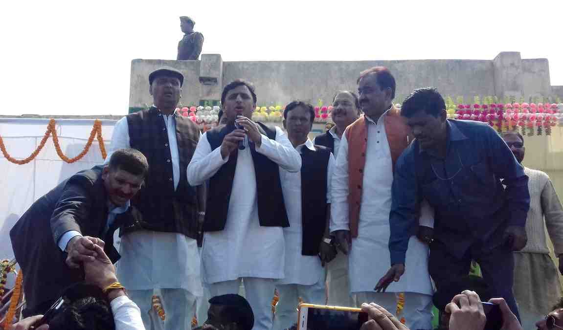 akhilesh yadav said that scamist run away aforeign country by the help of BJP