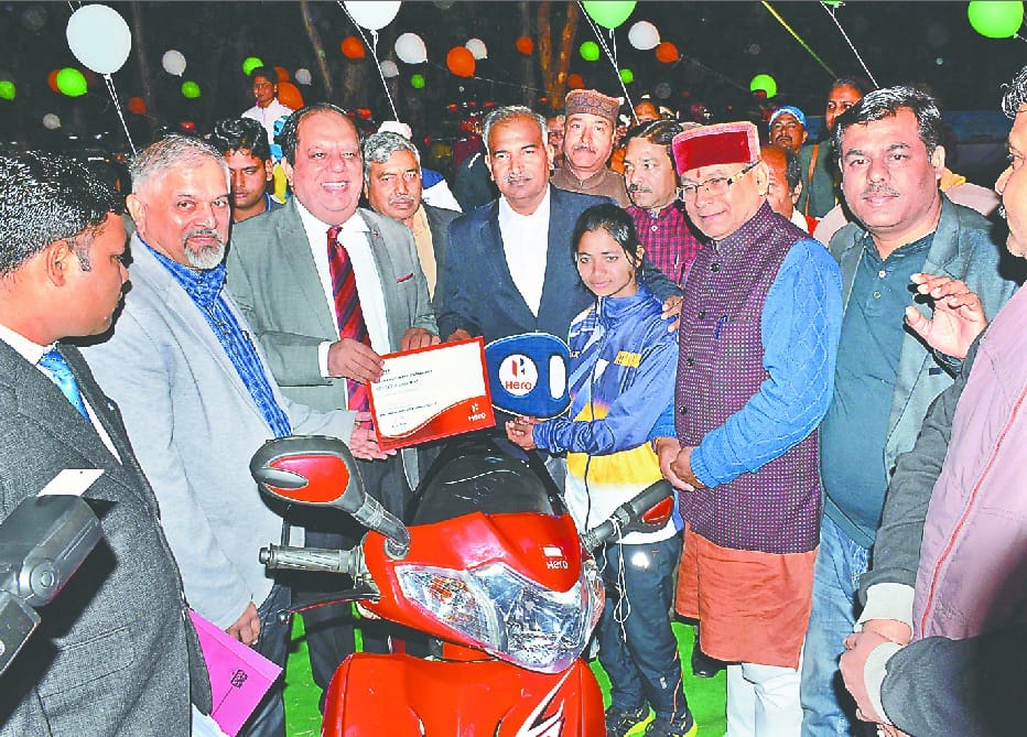 Sports minister give scooty and 51 thousand rupees to race winners