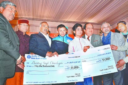 Sports minister give scooty and 51 thousand rupees to race winners
