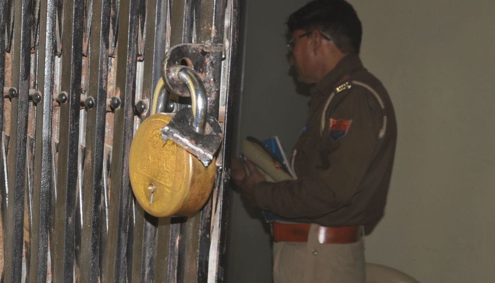agra robbery attempt in bank of baroda