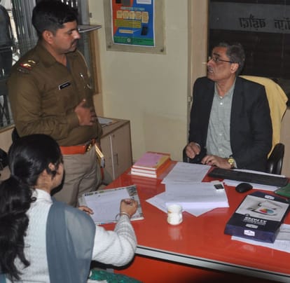 agra robbery attempt in bank of baroda